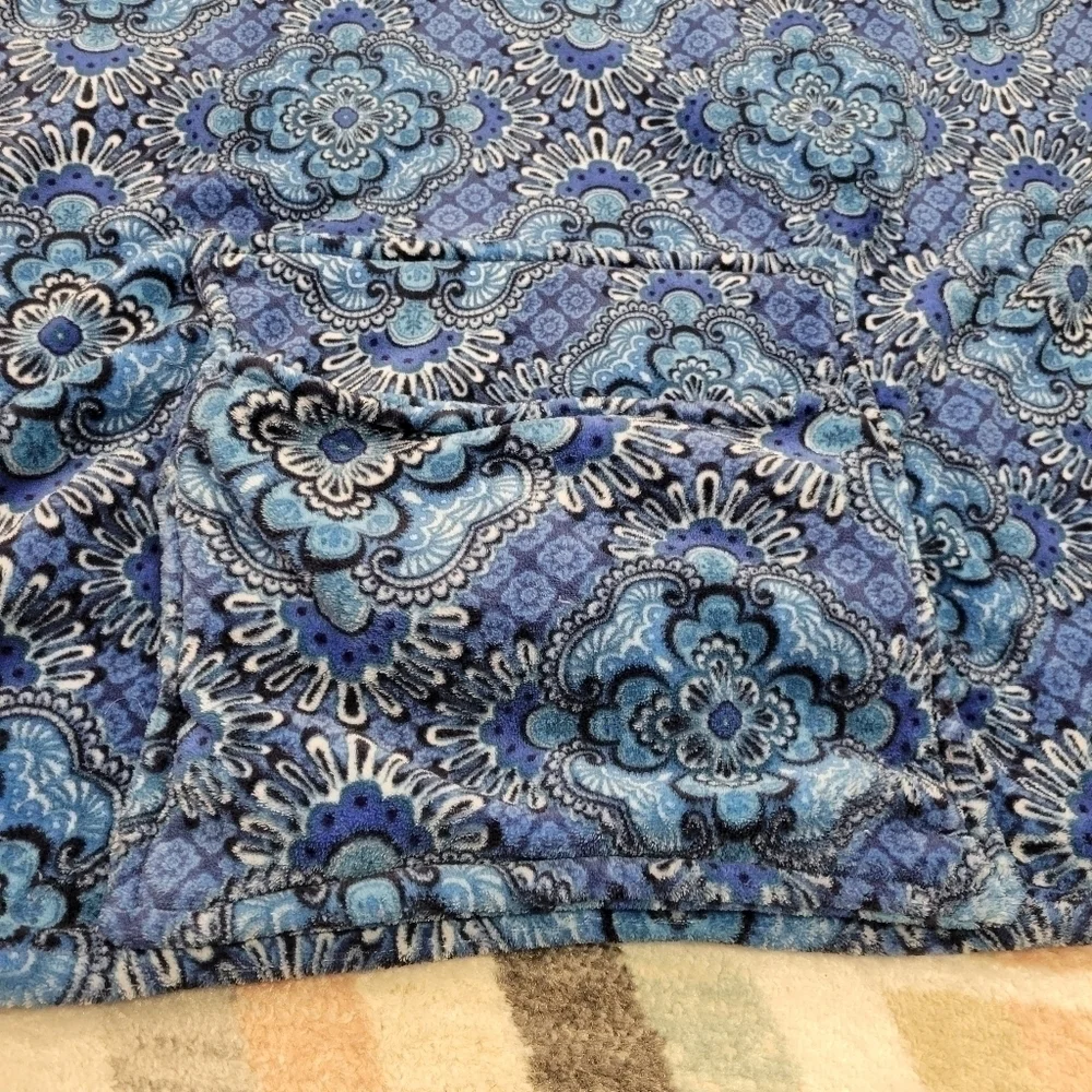 VERA BRADLEY FLEECE TRAVEL BLANKET Blue PAISLEY